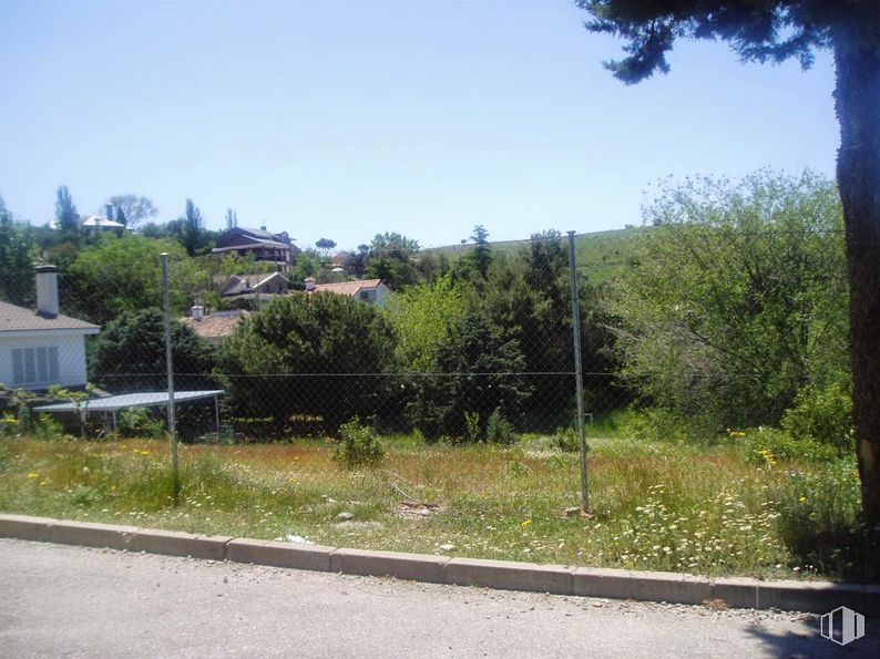 Suelo en venta en Avenida Varsovia, 60, El Casar, Guadalajara, 19170 con casa, planta, cielo, árbol, superficie de la carretera, paisaje natural, edificio, asfalto, hierba y arbusto alrededor