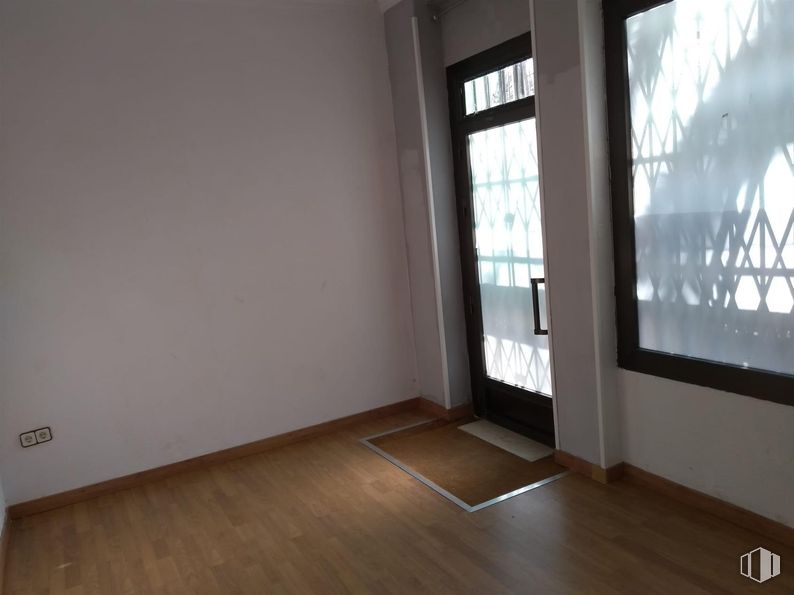 Retail for rent at Calle Alfonso XII, Móstoles, Madrid, 28934 with window, flooring, floor, wood, interior design, apartment, room, wood flooring, hardwood and ceiling around