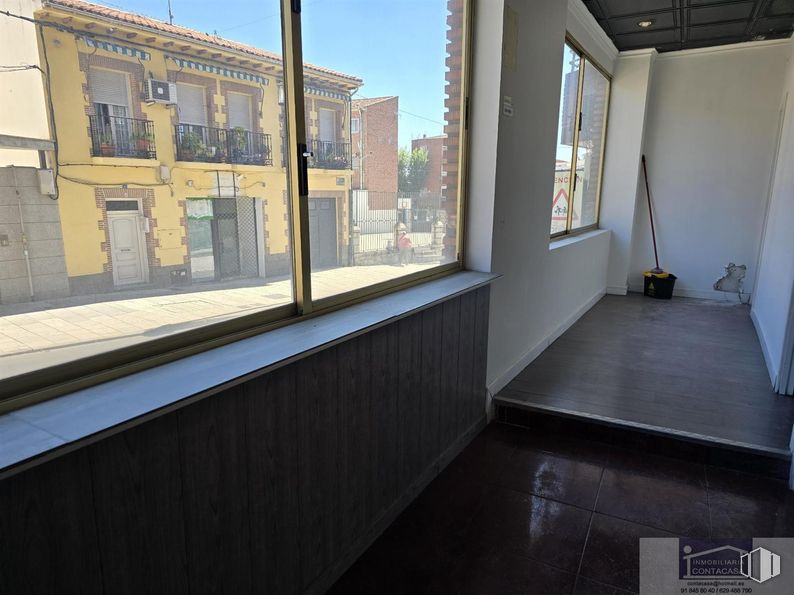 Retail for rent at Calle San Sebastián, Colmenar Viejo, Madrid, 28770 with window, door, building, fixture, shade, wood, floor, flooring, house and sky around