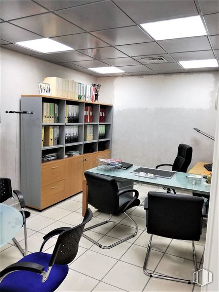 Oficina en venta en Calle Orense, 18-20, Tetuán, Madrid, 28020 con silla, mesa, estantería, ebanistería, mueble, escritorio de computadora, producto, silla de oficina, escritorio, estante y diseño de interiores alrededor