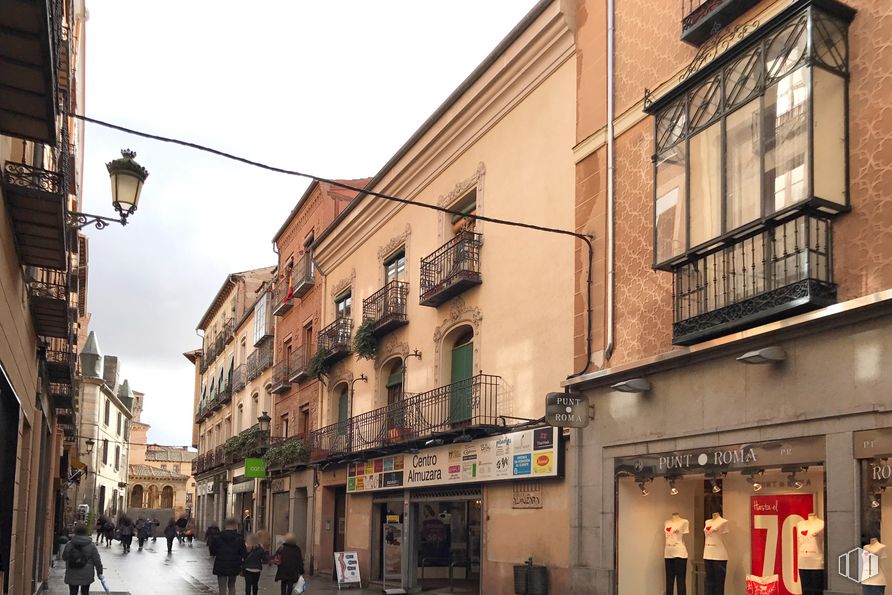 Retail for rent at Calle Juan Bravo, Segovia, 40001 with building, sky, window, flowerpot, neighbourhood, public space, road, city, alley and facade around