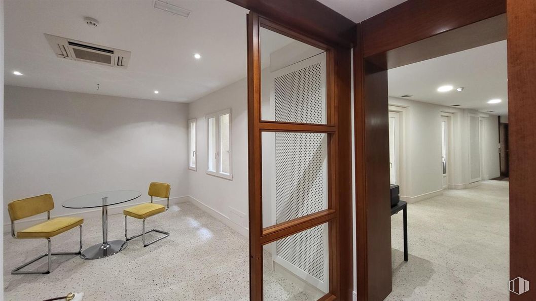 Oficina en alquiler en Barrio Almagro, Chamberí, Madrid, 28010 con silla, mesa, puerta, ventana, accesorio, interiorismo, hall, madera, edificio y suelo alrededor