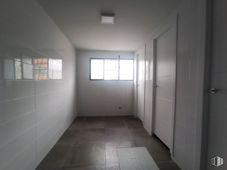 Nave en venta en Zona industrial, Humanes de Madrid, Madrid, 28970 con ventana, accesorio, suelo, edificio, puerta, suelos, techo, simetría, hall y madera alrededor