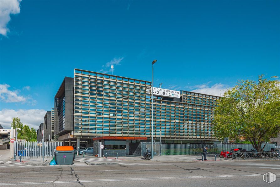 Oficina en alquiler en Avenida Industria, Alcobendas, Madrid, 28108 con edificio, nube, cielo, árbol, diseño urbano, planta, superficie de la carretera, edificio comercial, fachada y hito alrededor