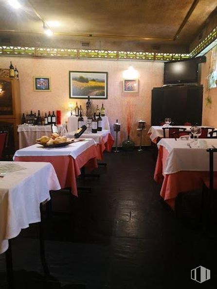 Retail for sale & for rent at Zona centro, Sepúlveda, Segovia, 40300 with television, table, picture frame, kitchen & dining room table, restaurant, houseplant, night and tablecloth around