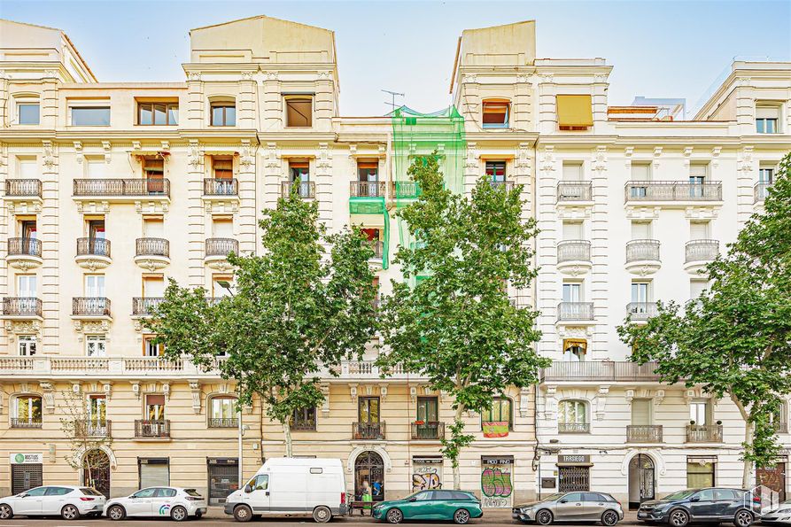 Local en alquiler y venta en Avenida Menéndez Pelayo, Retiro, Madrid, 28009 con coche, camioneta, edificio, durante el día, zona urbana, ciudad, fachada, apartamento, área metropolitana y ciudad alrededor