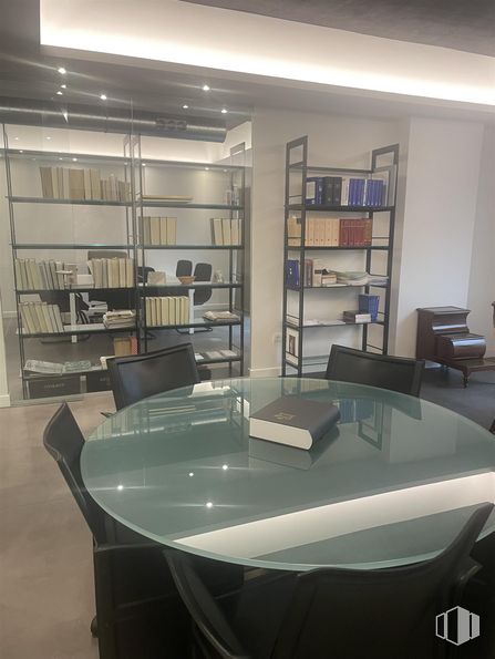 Oficina en venta en Calle Serrano, 213, Chamartín, Madrid, 28016 con mesa, estantería, silla, mueble, propiedad, estante, estantería, edificio, ebanistería y interiorismo alrededor