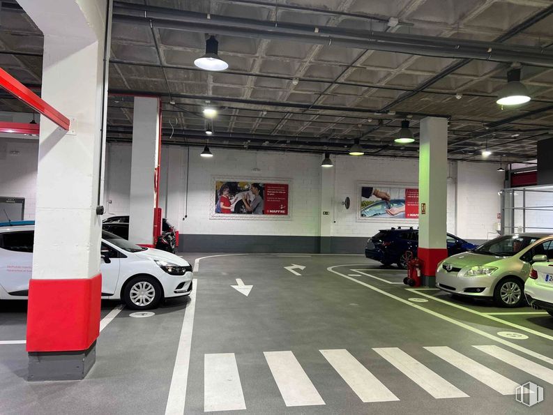 Industrial for sale at Avenida Industria, Alcobendas, Madrid, 28108 with car, wheel, tire, automotive parking light, vehicle, land vehicle, automotive lighting, automotive tire, motor vehicle and automotive design around