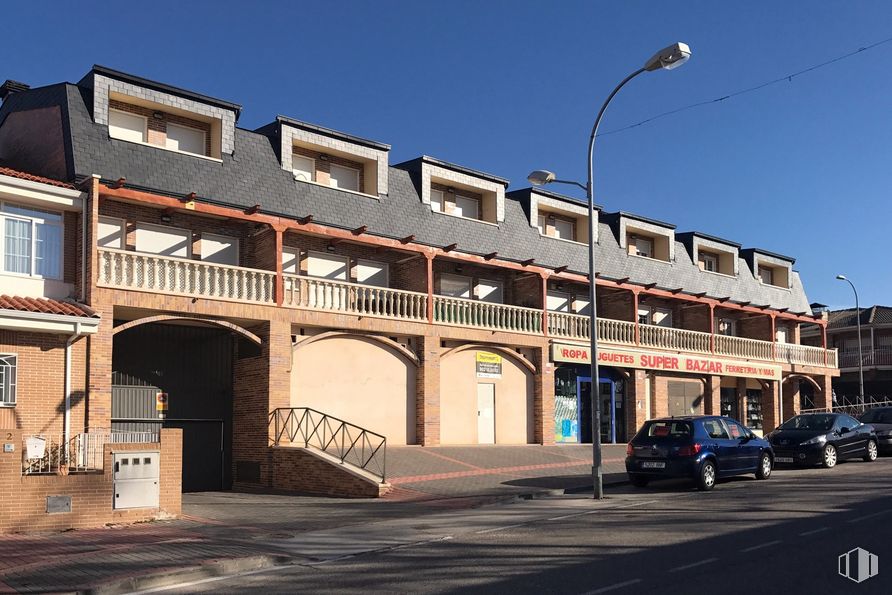 Retail for sale at Calle Cordel Hormigos, 1, Casarrubios del Monte, Toledo, 45950 with car, building, window, sky, street light, wheel, urban design, vehicle, tire and residential area around