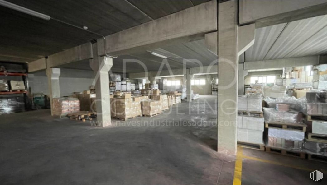 Industrial for sale at Zona industrial, Móstoles, Madrid, 28938 with ceiling, floor, warehouse, flooring, inventory, hall, building material, cardboard packaging, shelving and factory around