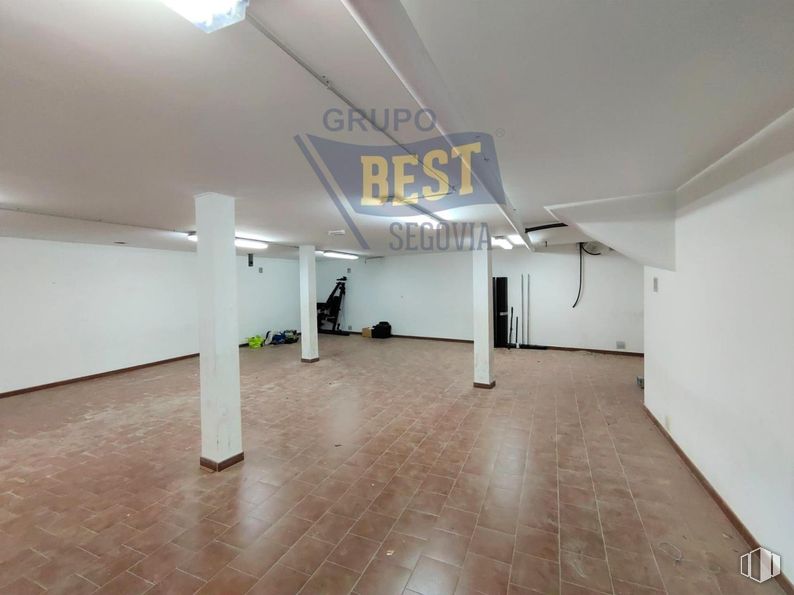 Retail for sale & for rent at Zona centro San Cristóbal, San Cristóbal de Segovia, Segovia, 40197 with fixture, flooring, building, floor, hall, ceiling, composite material, event, glass and daylighting around