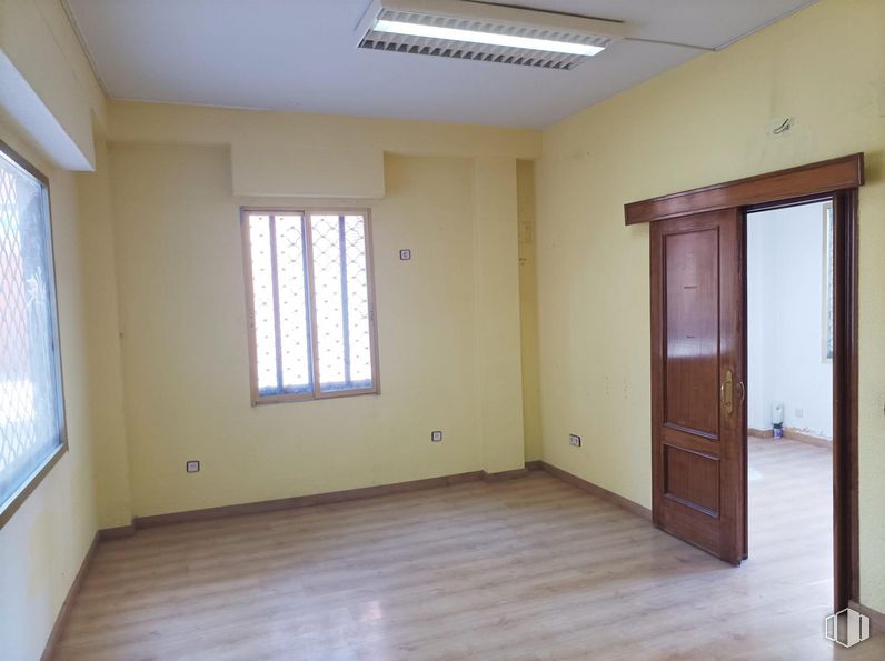 Local en alquiler y venta en Calle Teruel, 5, Fuenlabrada, Madrid, 28941 con ventana, puerta, propiedad, accesorio, madera, hall, interiorismo, sombra, persiana de la ventana y suelo alrededor