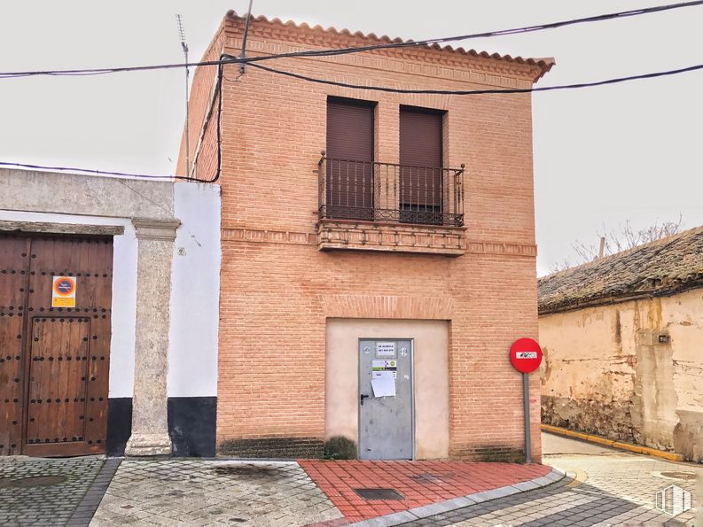 Retail for rent at Calle Moral, 1, Burguillos de Toledo, Toledo, 45112 with door, window, house, property, building, wood, fixture, sky, brick and road surface around