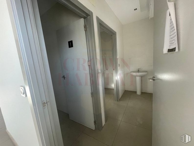 Nave en alquiler en Calle Moraleja de Enmedio, 10, Móstoles, Madrid, 28938 con fregadero, puerta, propiedad, edificio, accesorio, madera, casa, diseño de interiores, piso y suelo alrededor