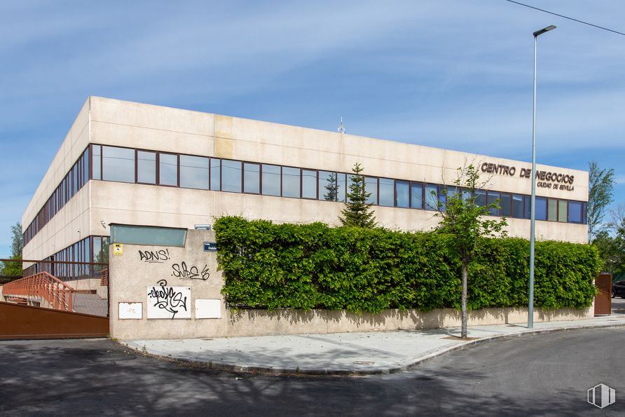 Oficina en alquiler en Centro de Negocios Ciudad de Sevilla, Calle Dublín, 1, Las Rozas de Madrid, Madrid, 28230 con edificio, cielo, planta, nube, luz de la calle, accesorio, árbol, pared, bienes raíces y fachada alrededor