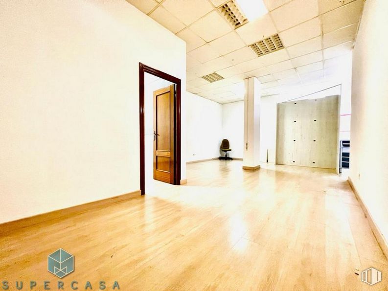 Retail for sale & for rent at Ronda Buenavista, Toledo, 04005 with door, wood, fixture, hall, interior design, flooring, floor, building, laminate flooring and hardwood around