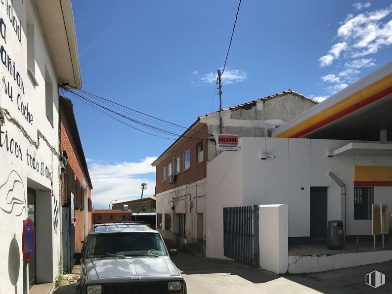 Nave en venta en Avenida de la Libertad, 64, Colmenar Viejo, Madrid, 28770 con coche, edificio, luz de estacionamiento automotriz, cielo, nube, vehículo, neumático, iluminación automotriz, placa de matrícula del vehículo y vehículo motorizado alrededor