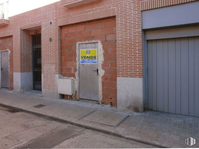 Local en venta en Calle Fuente Grande, Paracuellos de Jarama, Madrid, 28860 con puerta, edificio, accesorio, superficie de carretera, albañilería, asfalto, ladrillo, acera, material de construcción y madera alrededor