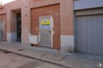 Local en venta en Calle Fuente Grande, Paracuellos de Jarama, Madrid, 28860 con puerta, edificio, accesorio, superficie de carretera, albañilería, asfalto, ladrillo, acera, material de construcción y madera alrededor