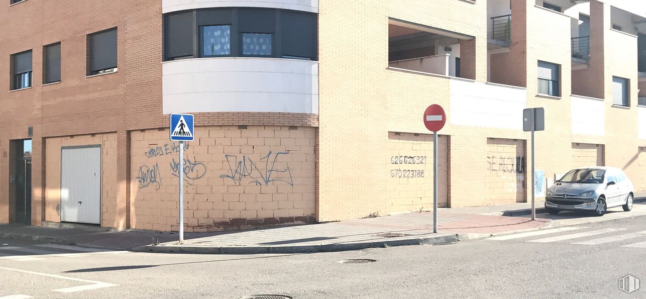 Retail for sale & for rent at Calle Tesoro, 7, Marchamalo, Guadalajara, 19180 with car, building, window, door, road surface, sidewalk, asphalt, font, urban design and road around