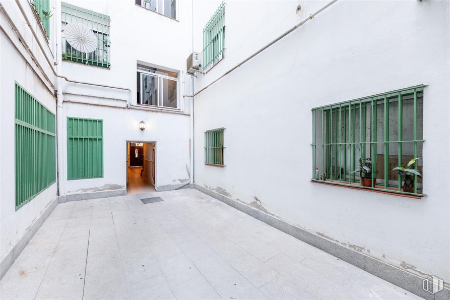 Retail for sale at Calle Juanelo, 19, Centro, Madrid, 28012 with window, door, building, fixture, wood, urban design, house, flooring, facade and road surface around