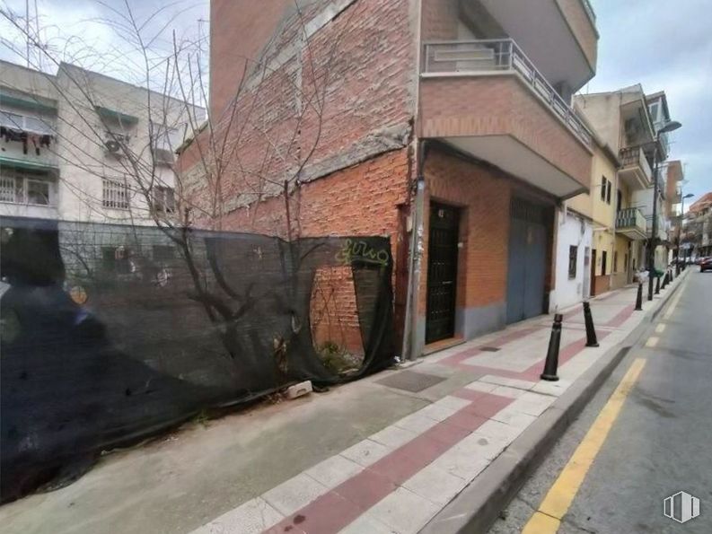 Land for sale at Calle Rayo, Getafe, Madrid, 28904 with building, door, window, road surface, cloud, asphalt, wood, neighbourhood, urban design and sky around