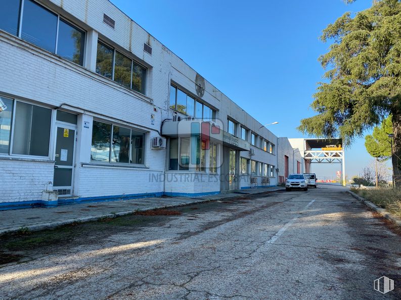 Nave en alquiler y venta en Zona Industrial Arganda, Arganda del Rey, Madrid, 28500 con ventana, edificio, cielo, planta, asfalto, superficie de carretera, casa, árbol, neumático y puerta alrededor