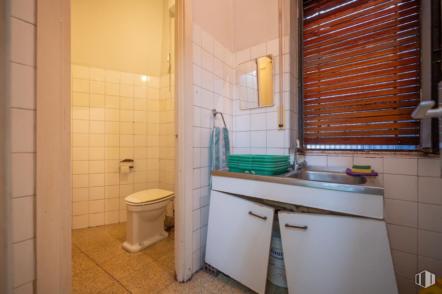 Retail for sale & for rent at Calle Reyes Católicos, Ávila, 05001 with toilet, window blind, window, sink, plumbing fixture, tap, kitchen sink, building, mirror and bathroom around