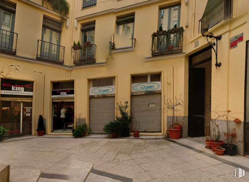 Retail for rent at Calle Conde de Romanones, 5, Centro, Madrid, 28012 with window, plant, property, flowerpot, building, houseplant, door, neighbourhood, road surface and facade around