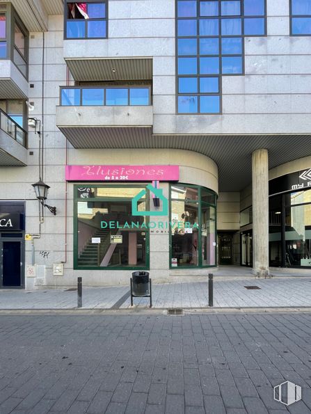 Local en alquiler en Calle Cantos, 8, Galapagar, Madrid, 28260 con edificio, ventana, pared, accesorio, superficie de la carretera, ciudad, diseño urbano, fachada, tintes y sombras y edificio comercial alrededor