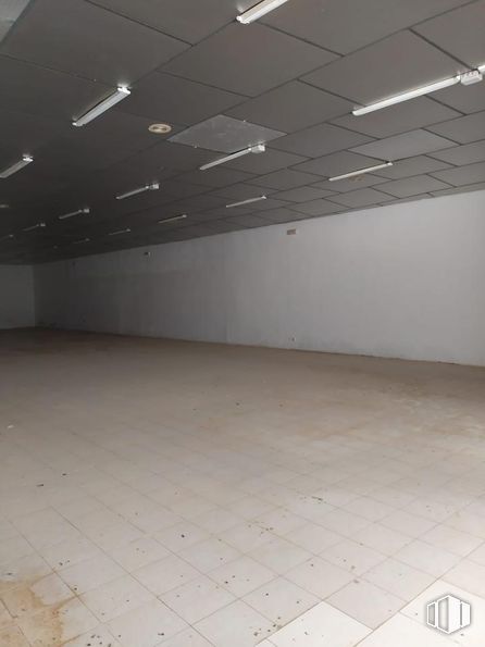 Industrial for sale at Avenida Dos de Mayo, Mocejón, Toledo, 45270 with lighting, light fixture, hall, floor, grey, flooring, material property, building, tints and shades and parking around