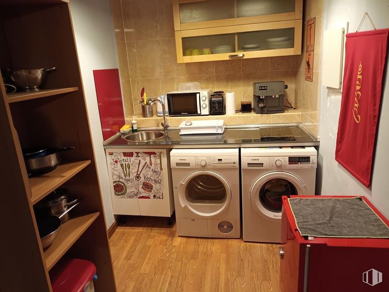 Retail for sale at Calle Espejo, 2, Centro, Madrid, 28013 with washing machine, grooming trimmer, furniture, laundry room, cabinetry, clothes dryer, home appliance, wood, interior design and countertop around