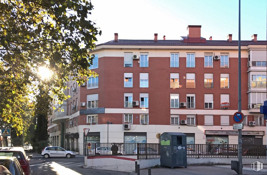 Local en alquiler en Zona centro, Alcorcón, Madrid, 28921 con coche, edificio, ventana, cielo, árbol, planta, iluminación del automóvil, superficie de la carretera, diseño urbano y vehículo alrededor