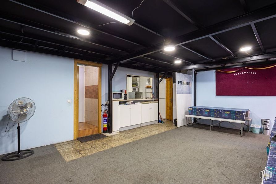 Industrial for sale at Calle José del Pino, 47, Villaverde, Madrid, 28021 with mechanical fan, lighting, light fixture, door, flooring, floor, ceiling, interior design, room and hall around