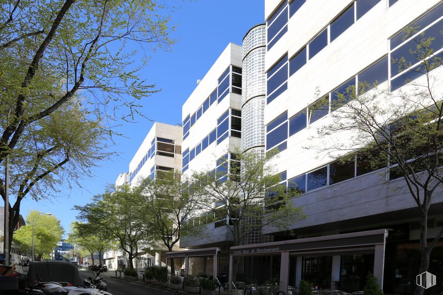 Oficina en alquiler en Edificio E1, Calle Julián Camarillo, 29, San Blas - Canillejas, Madrid, 28037 con edificio, tiempo de día, cielo, propiedad, ventana, árbol, bloque de pisos, diseño urbano, condominio y propiedad material alrededor