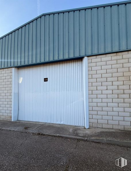 Industrial for sale at Calle León, Magán, Toledo, 45590 with wall, wood, garage door, composite material, siding, concrete, garage, grey, building material and driveway around