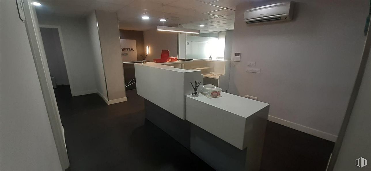 Oficina en alquiler en Calle Simón Hernández, Móstoles, Madrid, 28931 con edificio, suelo, suelos, propiedad material, techo, accesorio, espacio, evento, hall y vidrio alrededor