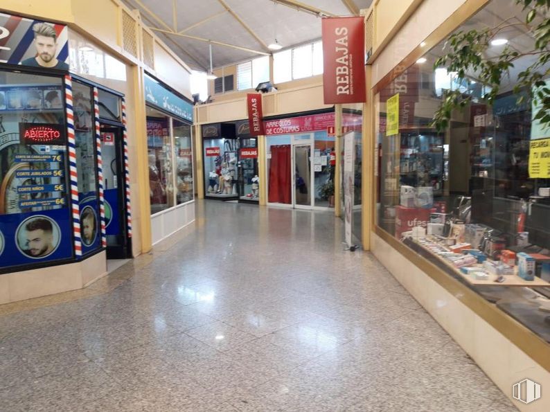 Retail for sale at Avenida Bucaramanga, Hortaleza, Madrid, 28033 with person, interior design, retail, flooring, city, trade, gas, market, customer and event around