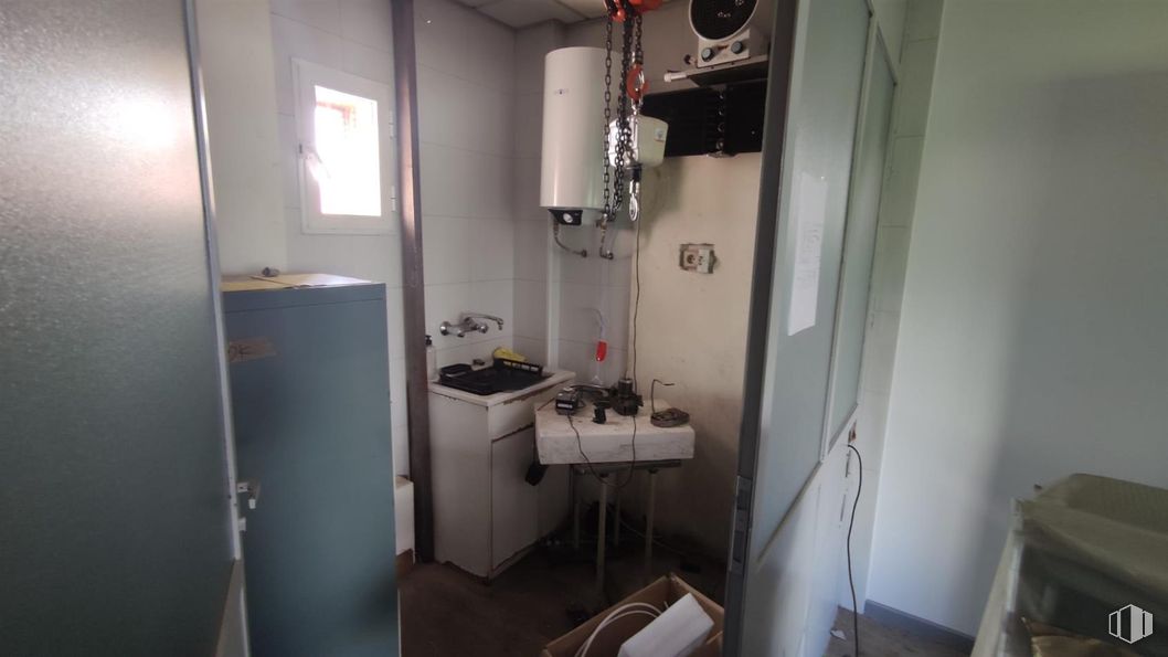 Industrial for rent at Calle Hierro, Torrejón de Ardoz, Madrid, 28850 with refrigerator, plumbing fixture, room, plumbing, machine, sink, tap and bathroom sink around