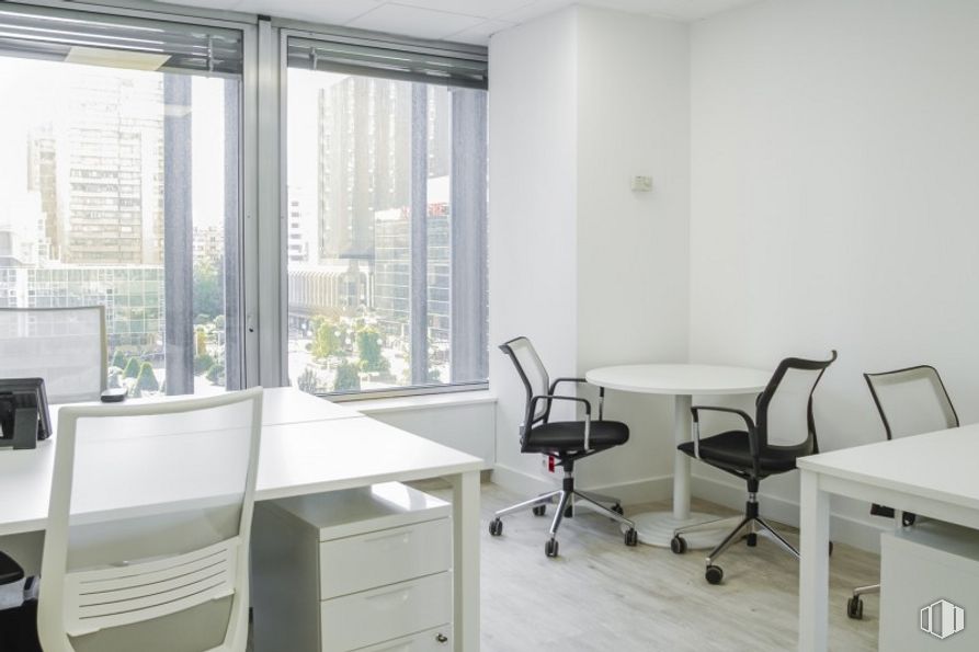 Oficina en alquiler en Paseo Castellana, 91, Tetuán, Madrid, 28046 con silla, mesa, mueble, propiedad, edificio, planta, accesorio, ventana, diseño de interiores y suelo alrededor