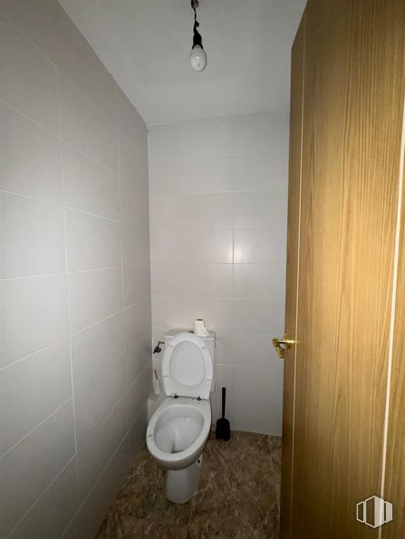 Local en venta en Avenida Andalucía, Valdemoro, Madrid, 28340 con inodoro, asiento del inodoro, cuarto de baño, accesorios de fontanería, morado, pared, suelo, edificio, propiedad material y fontanería alrededor