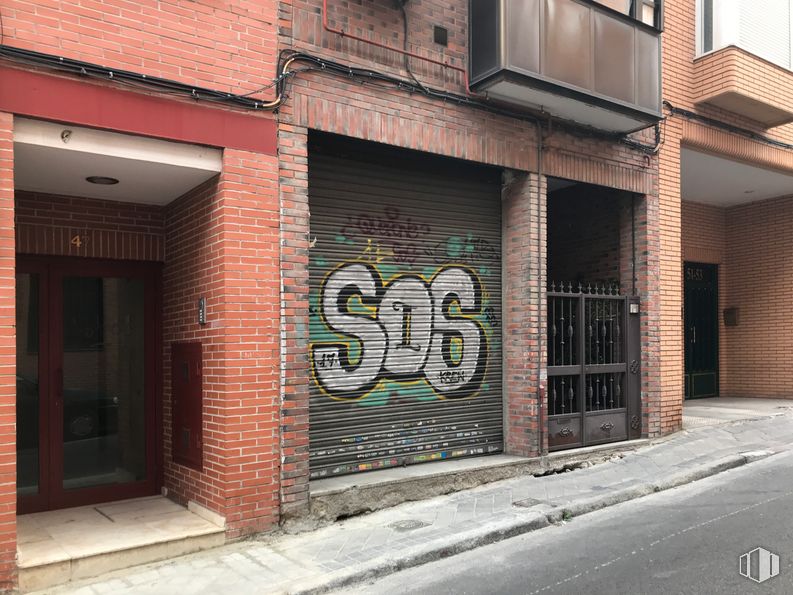 Local en alquiler en Calle Sanz Raso, 49, Puente de Vallecas, Madrid, 28038 con puerta, ladrillo, superficie de carretera, albañilería, edificio, asfalto, material de construcción, fuente, acera y madera alrededor