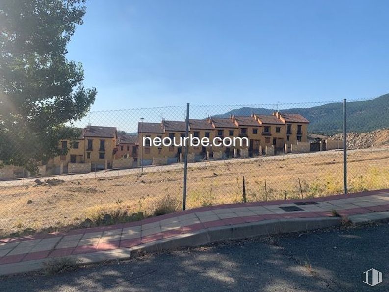 Land for sale at Calle Puente Pasil, El Tiemblo, Ávila, 05270 with sky, ecoregion, building, window, plant, land lot, tree, house, residential area and road surface around