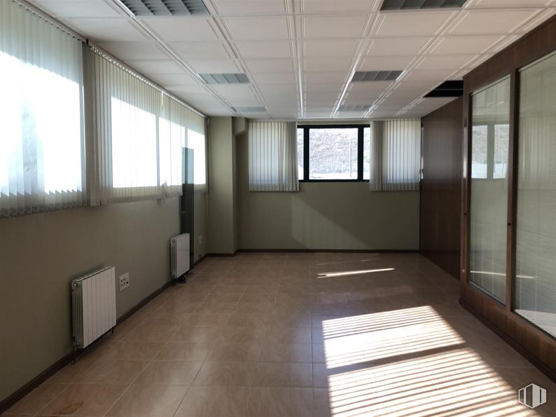 Industrial for sale at San Crispín - La Estación Consorcio, Colmenar Viejo, Madrid, 28770 with window, flooring, floor, ceiling, wood, interior design, lighting, hall, glass and light fixture around