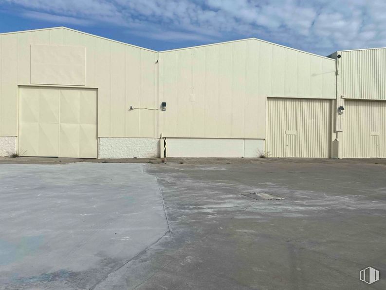 Industrial for sale & for rent at Zona industrial, Camarma de Esteruelas, Madrid, 28816 with composite material, concrete, shade, building material, garage, driveway, garage door, warehouse and daylighting around