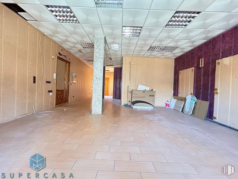 Office for rent at Calle Cardenal Tavera, Toledo, 45003 with luggage & bags, property, fixture, hall, flooring, floor, door, ceiling, tile flooring and wood around