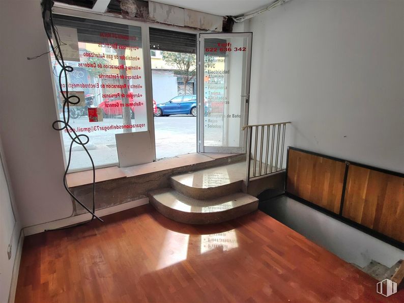 Retail for sale at Calle Cavanilles, Retiro, Madrid, 28007 with car, door, interior design, wheel, wood, fixture, floor, living room, flooring and hardwood around