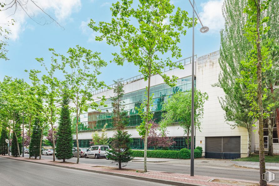 Office for rent at MASID Encuartes C-D, Avenida Encuartes, 19, Tres Cantos, Madrid, 28760 with building, sky, cloud, daytime, plant, tree, urban design, road surface, shade and neighbourhood around