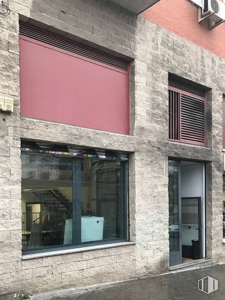 Local en alquiler y venta en Calle Francisco Villaespesa, 6, Ciudad Lineal, Madrid, 28017 con ventana, día, edificio, ladrillo, accesorio, albañilería, rectángulo, gris, material de construcción y madera alrededor