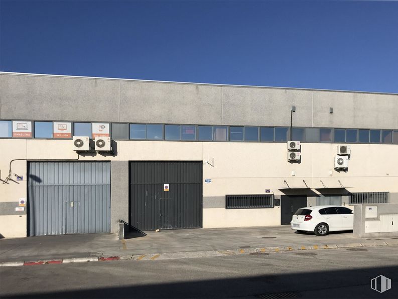 Industrial for rent at Calle Sierra de Las Alpujarras, Arganda del Rey, Madrid, 28500 with car, automotive parking light, parking, concrete, parking lot, automotive tail & brake light, executive car, sport utility vehicle and subcompact car around